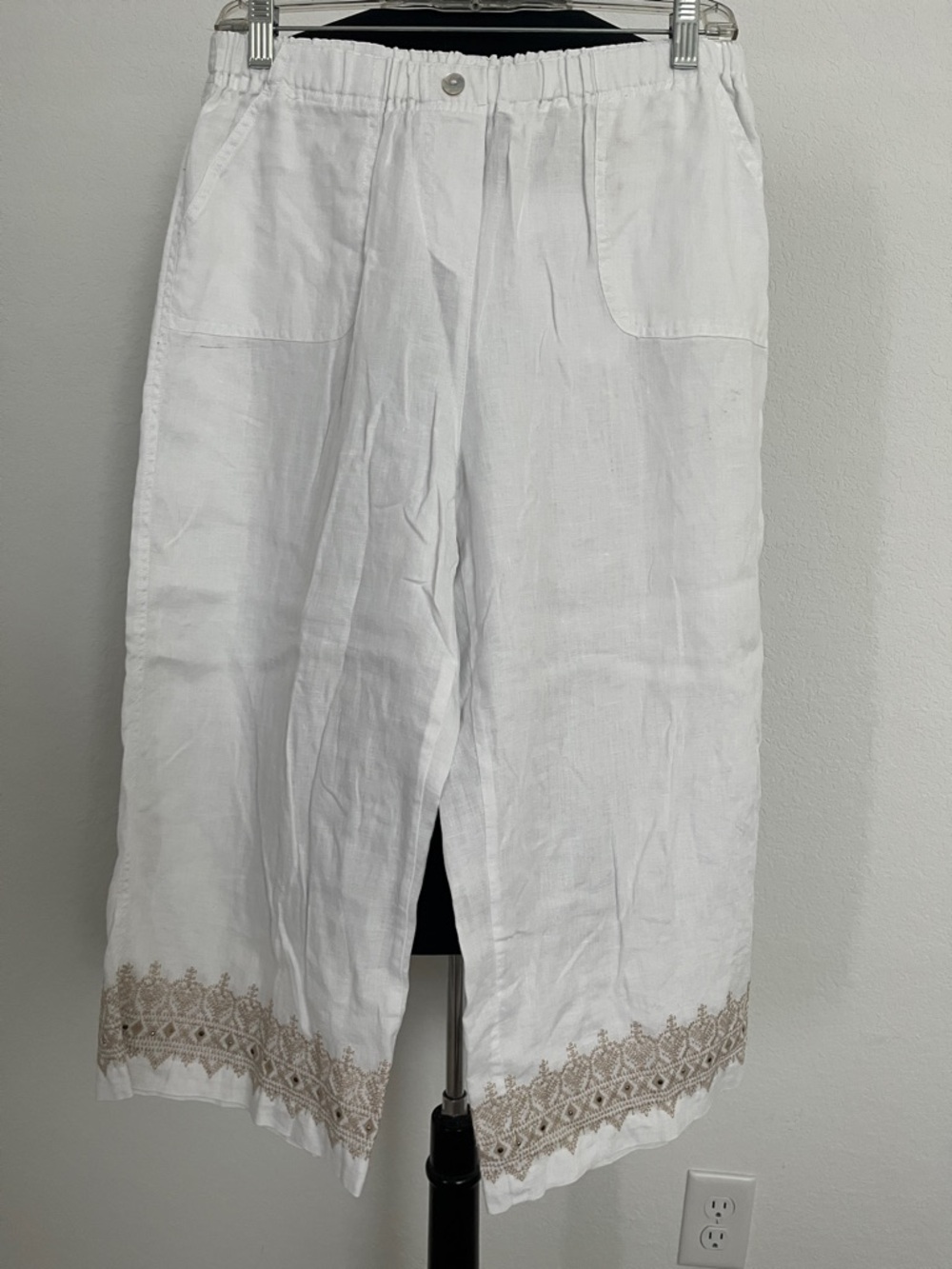 MULTIPLES White Linen Cropped Pants with Beige Embroidered Hem